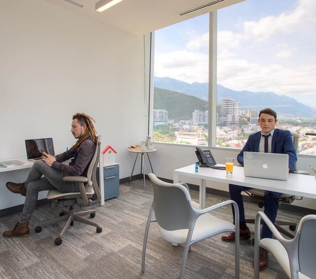 Coworking KOI en Av. Eugenio Garza Lagüera esq. David Alfaro Siqueiros 106, piso 17, Valle Oriente, 66269 San Pedro Garza García, N.L., México -