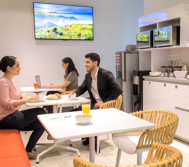 Coworking KOI en Av. Eugenio Garza Lagüera esq. David Alfaro Siqueiros 106, piso 17, Valle Oriente, 66269 San Pedro Garza García, N.L., México -