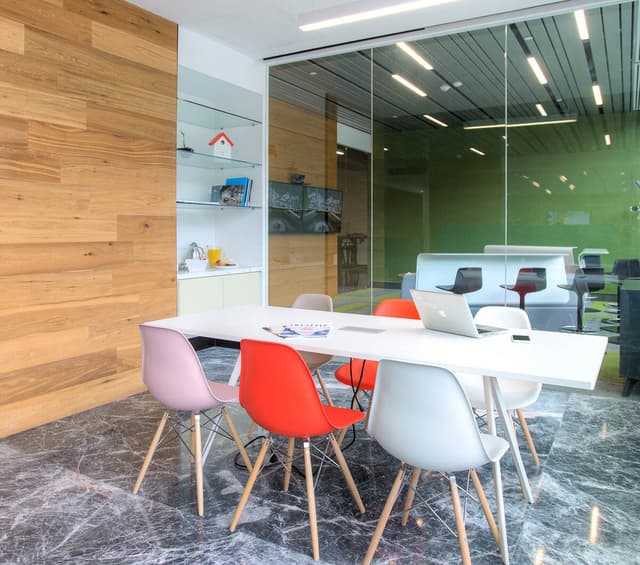 Coworking KOI en Av. Eugenio Garza Lagüera esq. David Alfaro Siqueiros 106, piso 17, Valle Oriente, 66269 San Pedro Garza García, N.L., México -